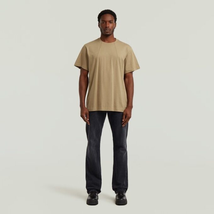 Een losse T-shirt met lijn Een losse T-shirt met lijn