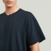 Een losse T-shirt met lijn Een losse T-shirt met lijn