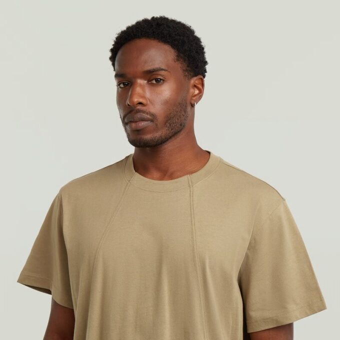 Een losse T-shirt met lijn Een losse T-shirt met lijn