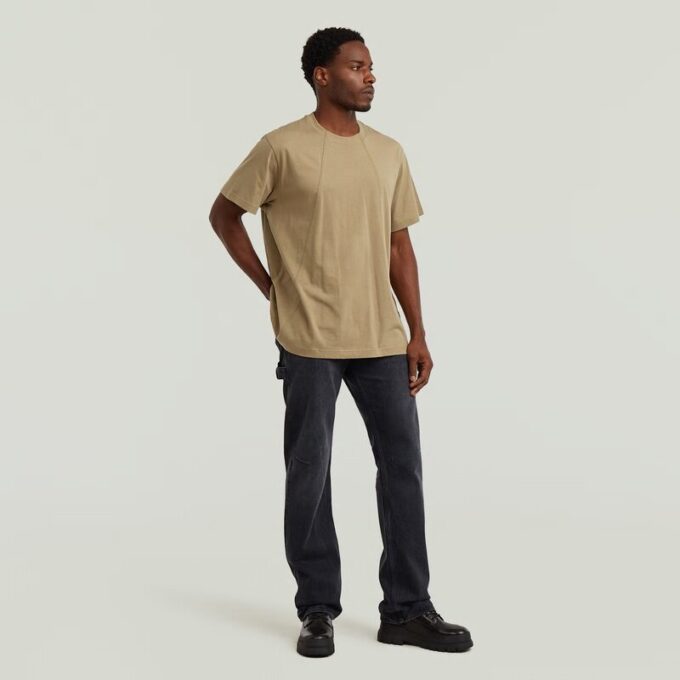 Een losse T-shirt met lijn Een losse T-shirt met lijn