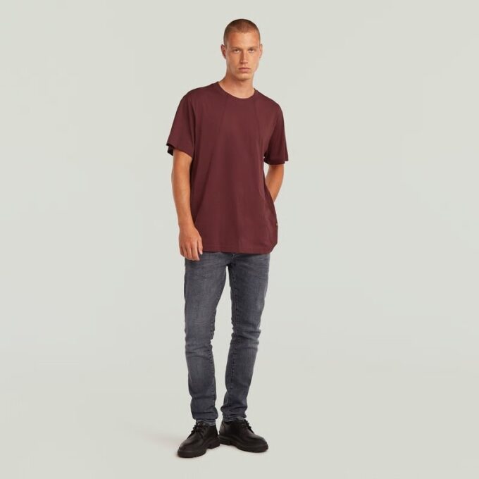 Een losse T-shirt met lijn Een losse T-shirt met lijn