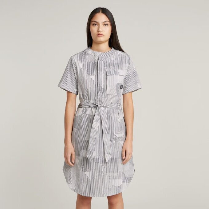 Jurk met riem en zijsplitten Jurk met riem en zijsplitten