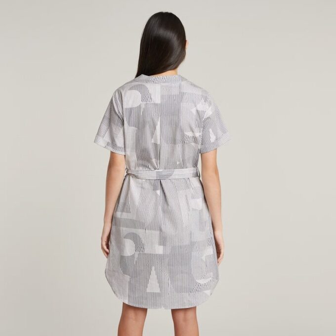 Jurk met riem en zijsplitten Jurk met riem en zijsplitten