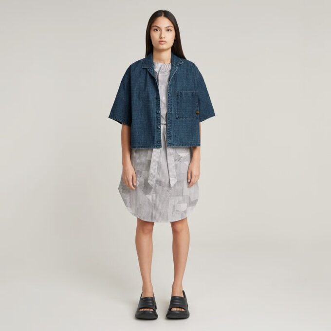 Jurk met riem en zijsplitten Jurk met riem en zijsplitten