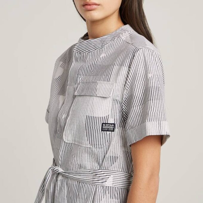 Jurk met riem en zijsplitten Jurk met riem en zijsplitten