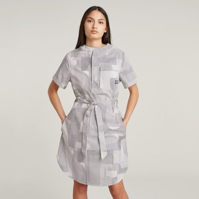Jurk met riem en zijsplitten Jurk met riem en zijsplitten