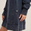 Losse overgeverfde trui-jurk met capuchon Losse overgeverfde trui-jurk met capuchon