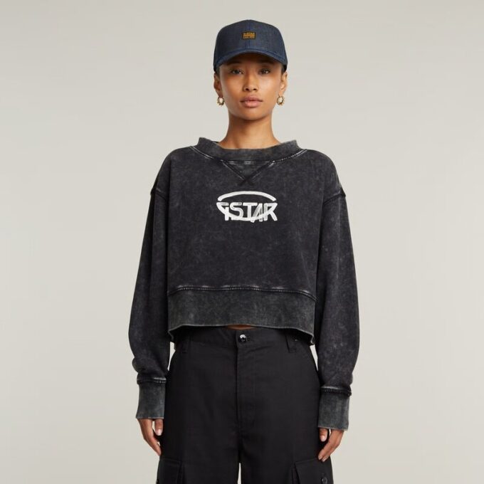 Overdyed Cropped Logo Losse Trui Overdyed Cropped Logo Losse Trui