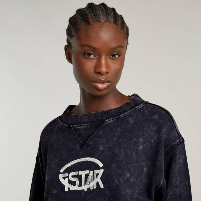 Overdyed Cropped Logo Losse Trui Overdyed Cropped Logo Losse Trui