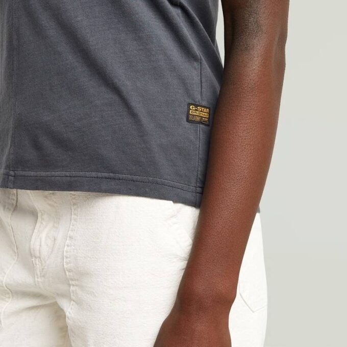 Overgeverfd T-shirt met voornaad Overgeverfd T-shirt met voornaad