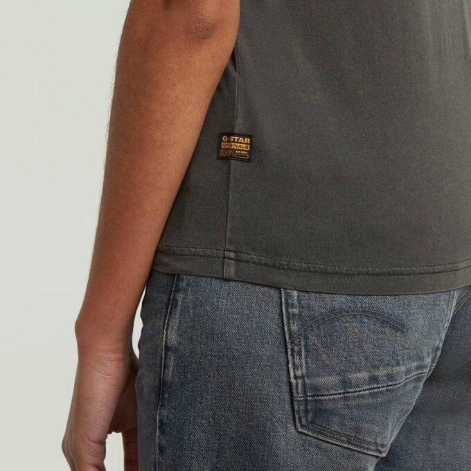 Overgeverfd T-shirt met voornaad Overgeverfd T-shirt met voornaad