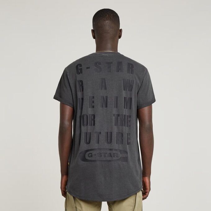 T-shirt met tekst op de achterkant en overdyed wimpers T-shirt met tekst op de achterkant en overdyed wimpers