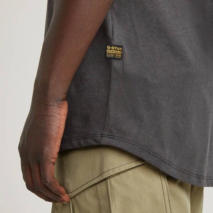 T-shirt met tekst op de achterkant en overdyed wimpers T-shirt met tekst op de achterkant en overdyed wimpers
