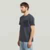 T-shirt met zak van stoffenmix T-shirt met zak van stoffenmix